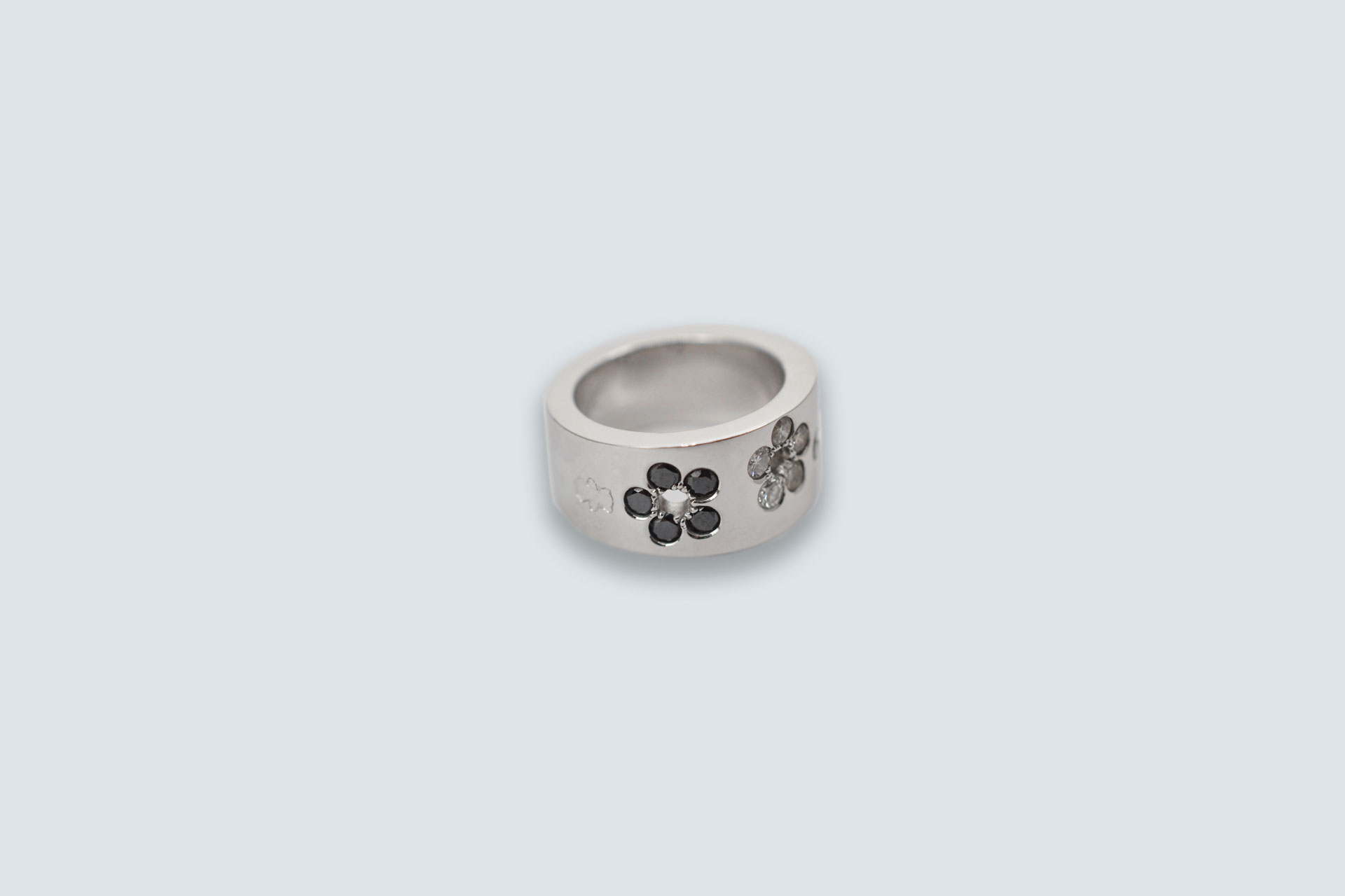 Bague Or Blanc Sertie De Diamants Noirs Et Blancs - Poinçon Tête D'aigle, Occasion France